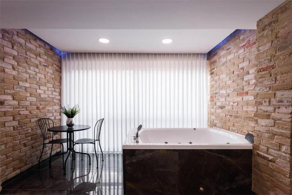 Appartement שקיעה בים 75 - דירת נופש יוקרתית עם ג'קוזי ליד הים à Haïfa Extérieur photo